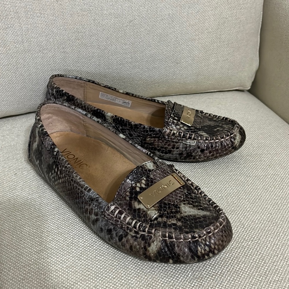 Vionic Sydney leather Snake loafers. women’s size 6 1/2 EUC rubber soles